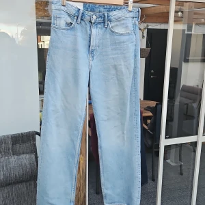Ljusblå loose fit jeans från H&M - Säljer ett par ljusblå jeans från H&M med loose fit. Klassisk femficksmodell med knapp och dragkedja i gylfen. Perfekta för en avslappnad stil och passar till det mesta.