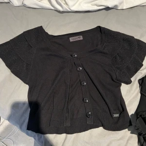 Bolero  - Supersöt bolero med glitter detaljer😍🥹säljer på grund av att jag inte använder de längre!💕
