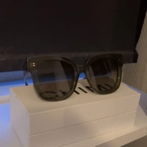 Chimi solglasögon  - Fint skick, knappt använda. Inga repor. Mörk grön färg i modell 08a🥰