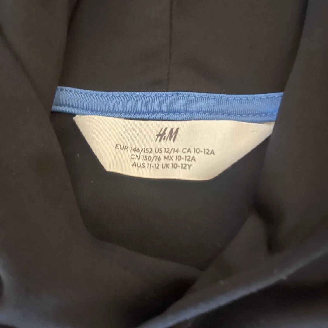 Svart hoodie med vita och blå ränder från H&M - 1