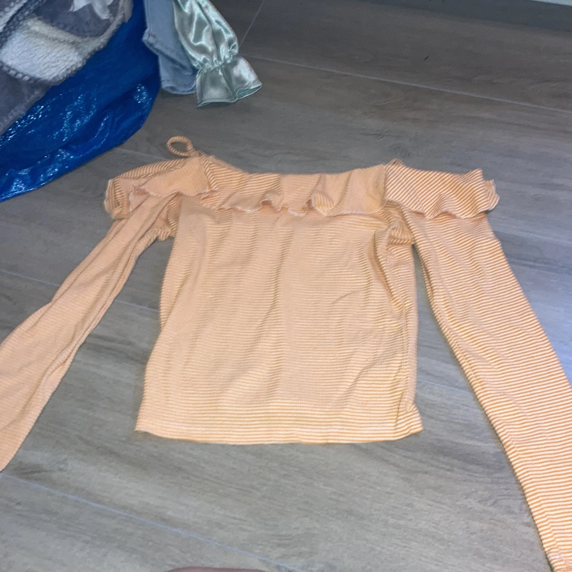 Gul- och vitrandig offshoulder-top från Gina Tricot