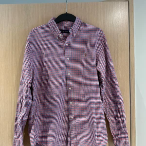 Rutig skjorta från Ralph Lauren - Klassisk rutig skjorta från Ralph Lauren i rött, blått och vitt. Storleken är L och skicket är bra om ni stryker den kommer den se som ny ut🤩 Nypris cirka 1600kr