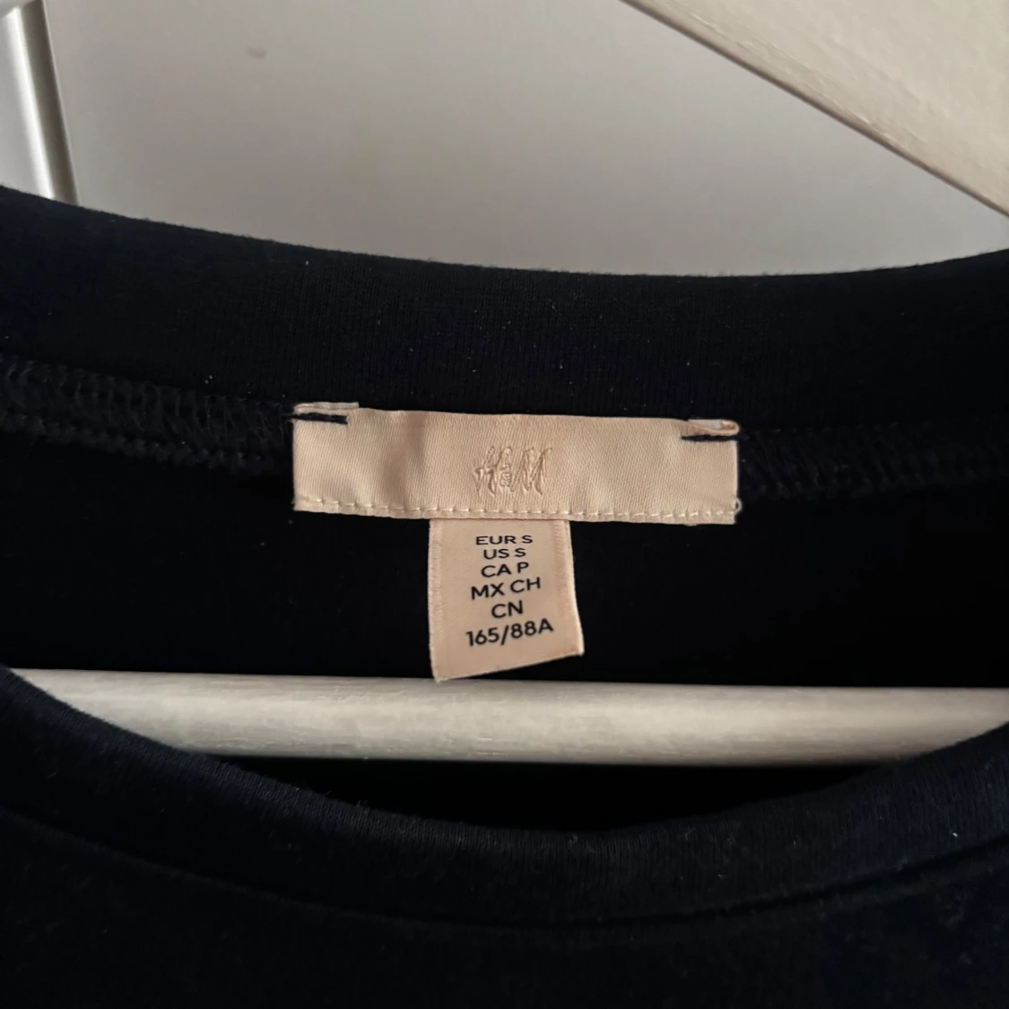 Marinblå tröja med öljetter  - 4