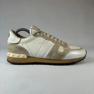 Valentino Rockrunner  - Säljer ett par Valentino Rockrunner sneakers i beige och vitt med kamouflagemönster. Nypris 6500! Utan orginalbox. Pris går att diskutera så bara att skriva!!