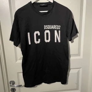 Dsquared2 Tshirt - Dsquared2 T shirt i storlek M, använd några gånger men är i väldigt gott skick, självklart äkta, nypris:1500kr mitt pris 450kr!