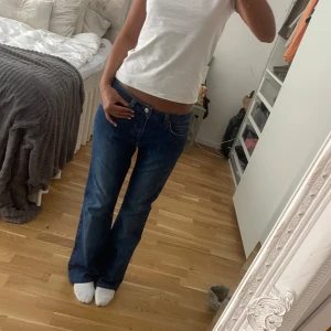 Blå bootcut jeans - Säljer ett par klassiska blå bootcut jeans!🩵💙total längd: 98cm midja: 38cm  innerben: 73cm