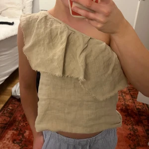 Sommar topp i linne material - Jättesöt sommartopp one shoulder i linne tyg med volang!!💕💕🍒