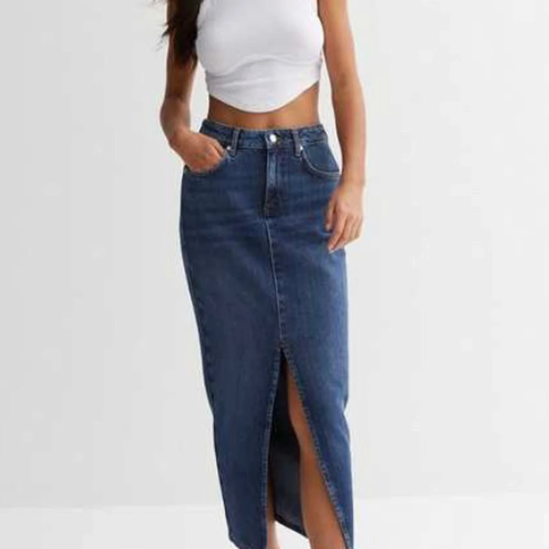 Blå jeanskjol med slits