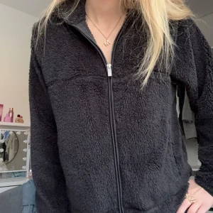 Svart teddyjacka  - Mysig svart teddyjacka med hel dragkedja. Jackan har en normal passform och är perfekt för sen sommarkväll eller höst och vår. Använd max 5 gånger! 💕💕