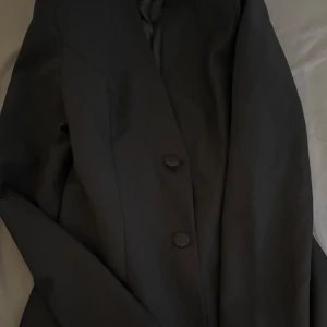 Kavaj  - Snygg och figursydd kavaj som markerar midjan i storlek 38 från boohoo - 100kr 