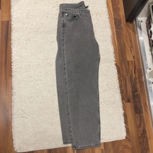 Gråa jeans  - Gråa jeans i bra skick, säljs då dom e för små 