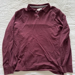 Vinröd långärmad pikétröja - Säljer en fet vinröd långärmad pikétröja från Pier One. Tröjan har klassisk krage och knäppning med tre knappar framtill. Perfekt inför sommaren mm. Priset är ej hugget i sten💰 Skick 8/10, skriv vid minsta fundering eller prisförslag!!