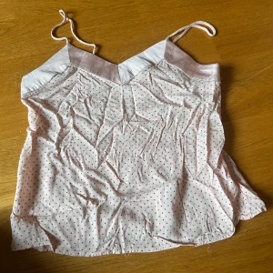 Supersött linne - Jättefint linne med röda o rosa prickar 