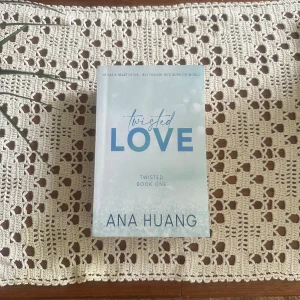 Twisted Love - En engelskspråkig roman med ljusblått omslag och tydlig blå text. Boken är första delen i Twisted-serien och passar dig som gillar romantik och spänning. Perfekt för dig som vill ha en modern kärlekshistoria.