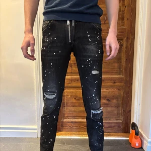 Dsquared2 Jeans 44 - Säljer ett par svarta jeans från Dsquared2 i mycket bra skick, Storlek 44. 