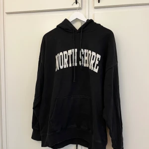 Hoodie  - Najs hoodie ifrån Brandy Melville i storlek one size! Oversized i modellen och super bekväm! 🌸 