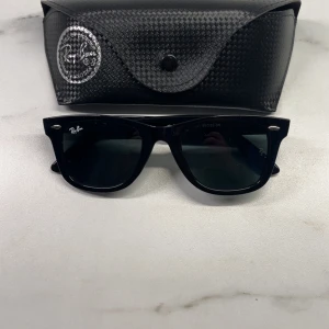 Svarta Ray-Ban solglasögon  - Säljer ett par feta Rayban glasögon som är perfekta nu till sommaren (pris kan diskuteras) 