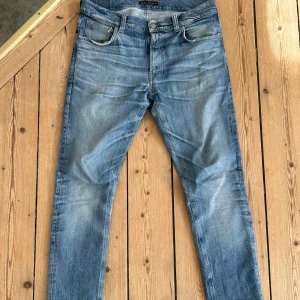 NUDIE JEANS -  LIMITED EDITION - Säljer dessa otroligt snygga Nudie jeansen i modellen ”LEAN DEAN”, storlek 31/32. Limited edition, därav de gröna detaljerna. Modellen på bilderna är ca 185cm. Riktigt snygg tvätt, och go passform - Slim. Liten lagning i ena fickan, annars fint skick. Nypris ca 1600kr, köp för mindre än hälften! 😁
