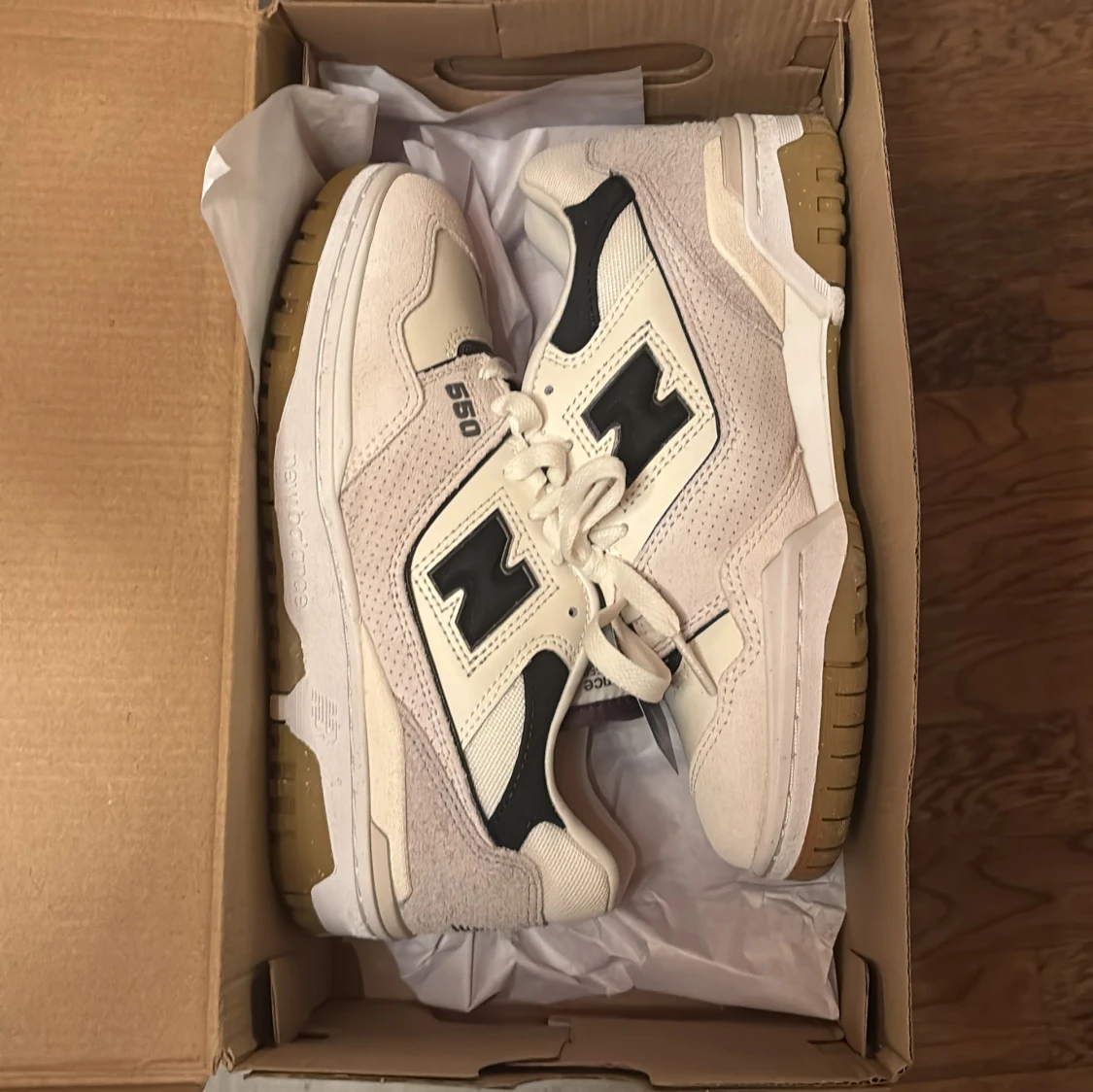 New Balance 550 sneakers i beige och svart