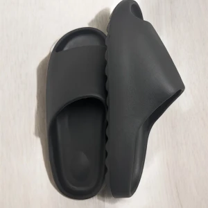 Svarta slides  - Säljer ett par svarta slides med chunky, helt ny testad bara en gång.Perfekta för en avslappnad stil och funkar bra till sommaren.