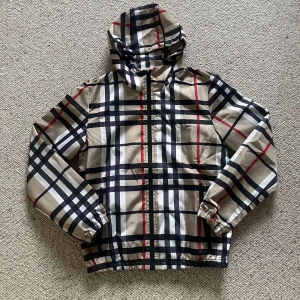 Burberry windbreaker - En burberry windbreaker i storlek M men passar S helt nytt skick. Pris kan diskuteras och skriv om du har några frågor. 