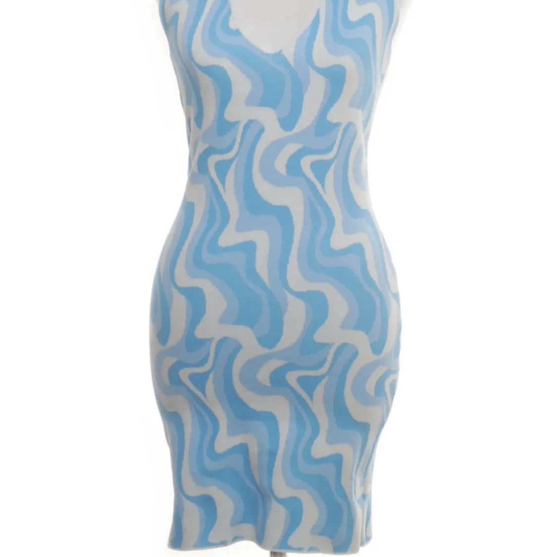 Blåvit stickad klänning från Gina Tricot - 1