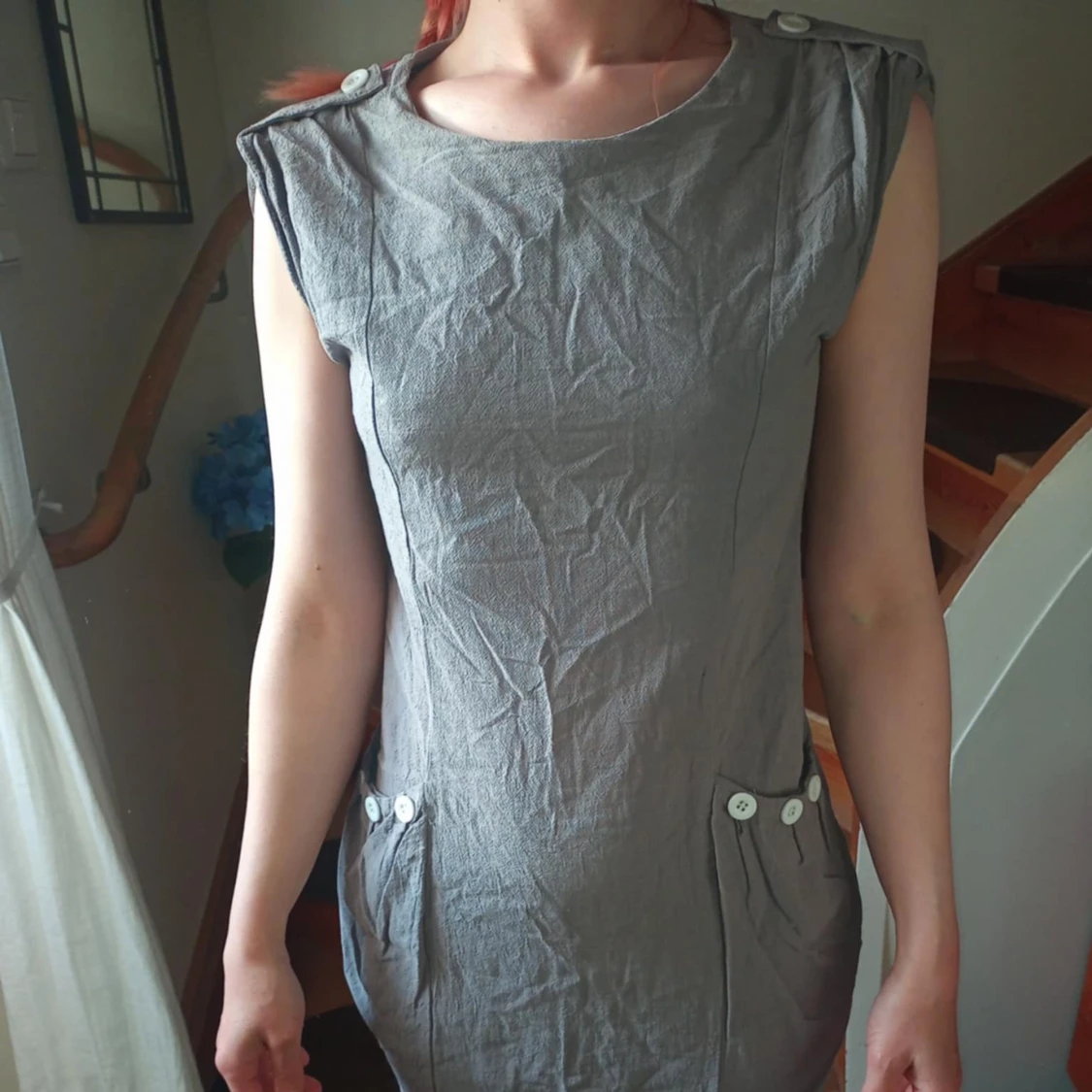 Grå kortklänning med knappar - 2
