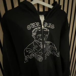 Svart Gurkis rhinestone hoodie i storlek M  - Säljer min rhinestone hoodie från gukki clothing. Säljer hoodien för den blivit för liten, den är knappt använd med nästan alla stenar kvar. Gjort av bomul som gör att den är väldigt skön och tunn vilket gör att man kan ha den på sommaren. Den sitter väldigt bra och är i storlek M