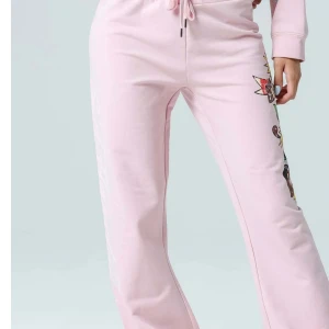 Ljusrosa mjukisbyxor med tryck från ed Hardy  - Ljus rosa Ed Hardy byxor med vida ben från zalando. Knappt använda, väldigt bekväma men inte längre min stil. Nypris ligger runt 700kr 