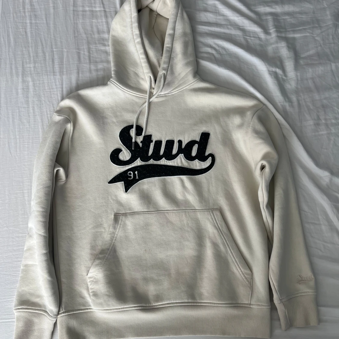 Vit hoodie från Stwd med grön tryck