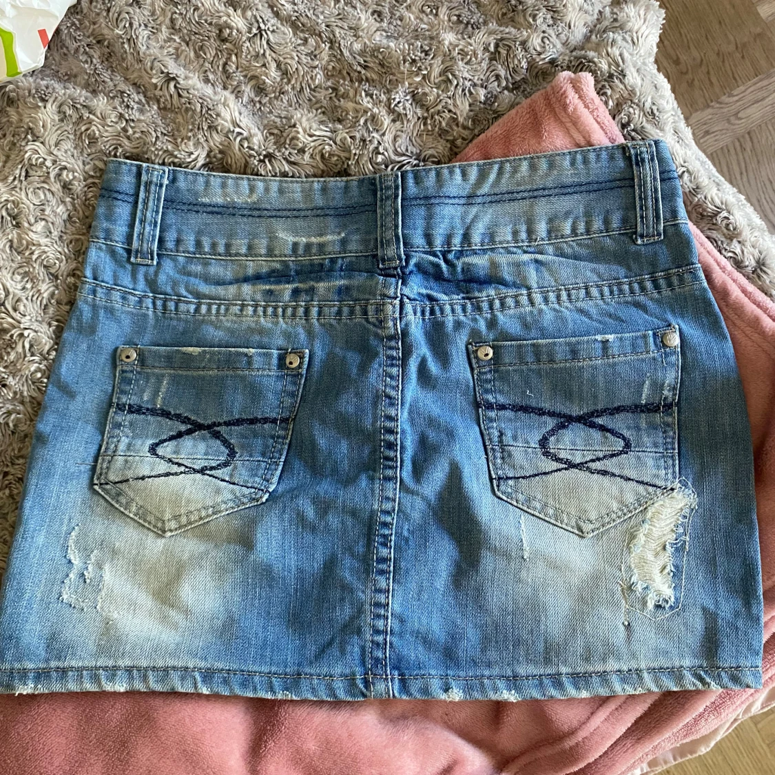 Blå jeanskjol med slitningar - 1