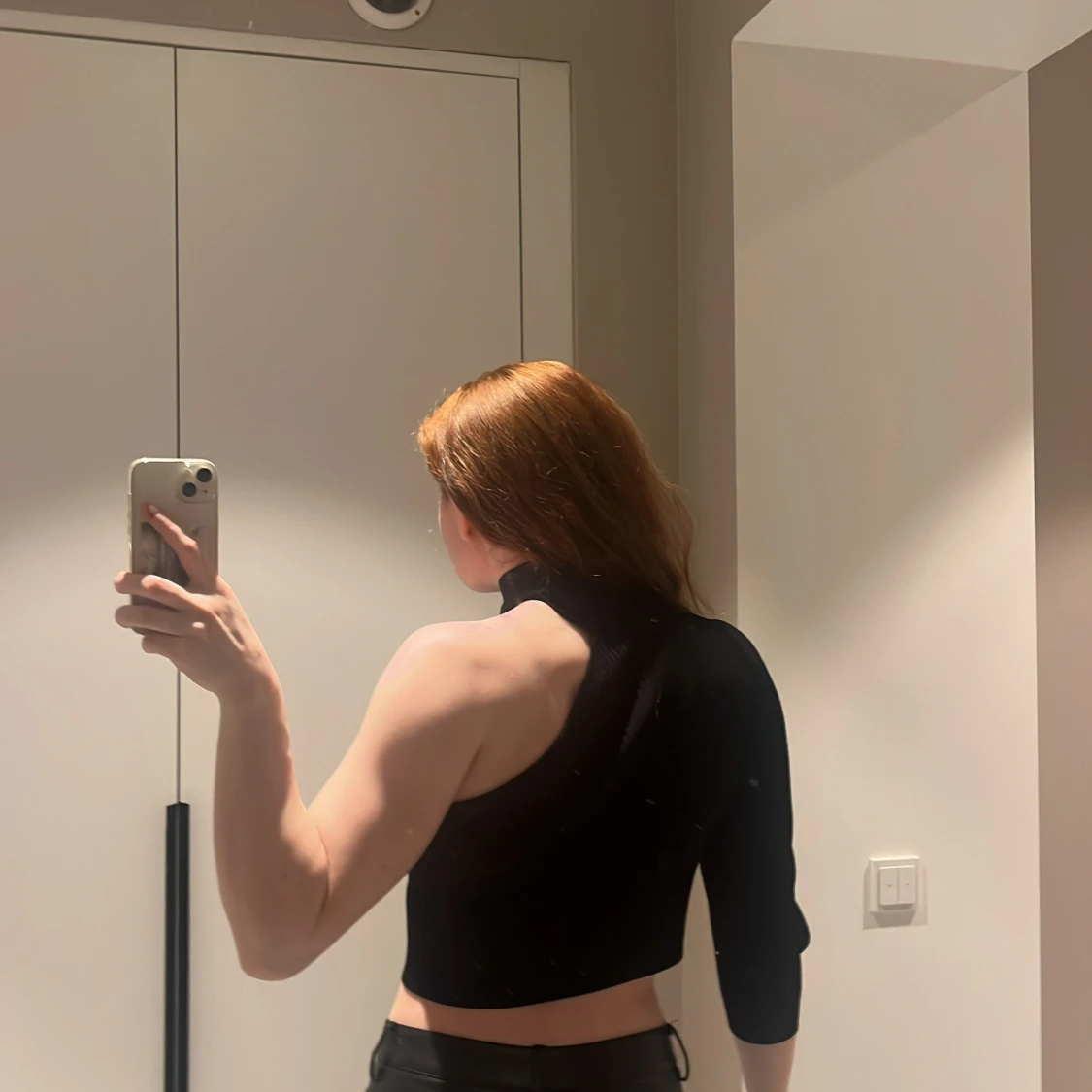 Svart oneshoulder croppad topp - 2