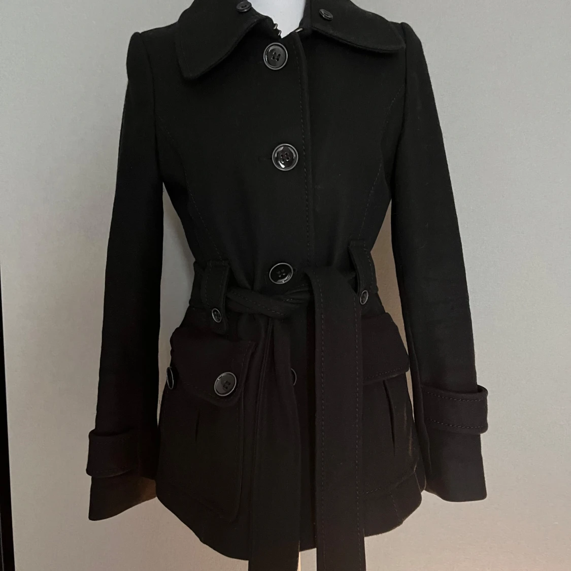 Svart kappa med bälte och stora knappar - 1