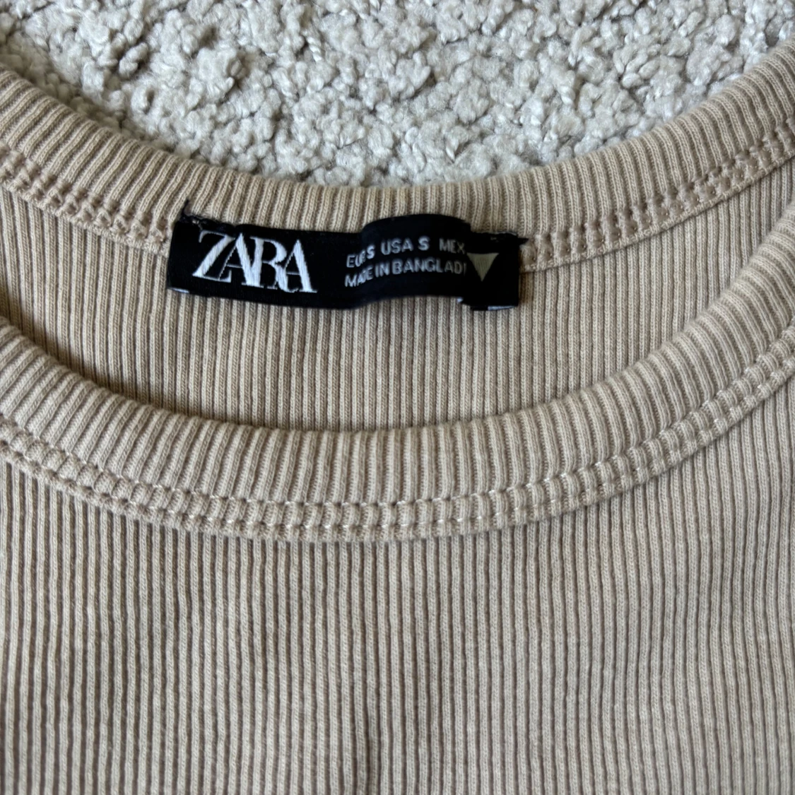 Beige ribbad linnetopp från Zara - 2