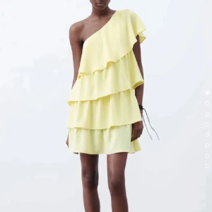 INTRESSEKOLL gul volangklänninh - Jätte populär och slutsåld, osäker på om jag vill sälja så kom med bra bud!🙏🏻🙏🏻🙏🏻