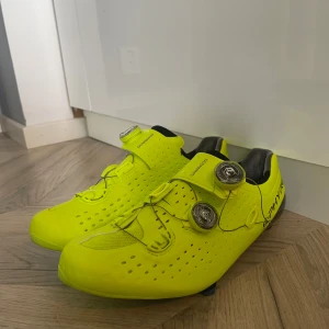 Neongula cykelskor Shimano S-Phyre xc901 - Säljer ett par neongula Shimano S-Phyre cykelskor med dubbla BOA-spännen för exakt passform. Skorna har ventilerande meshpartier och perforeringar för bra andningsförmåga. Sulan är styv och anpassad för cykelklossar. Använda ca 3 gånger och är i nyskick typ 