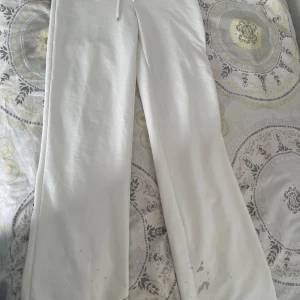 Vita mjukisbyxor m - . Byxorna har vida ben och är tillverkade i ett mjukt material som passar perfekt för en avslappnad stil.