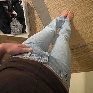 Ljusblå raka jeans - Säljer ett par ljusblå jeans i storlek 38 från Zara