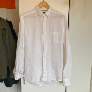 Vit linneskjorta från Eton - Klassisk vit skjorta i linne från Eton med lång ärm och bröstficka. Storlek S men skulle säga den passar M. Utmärkt skick