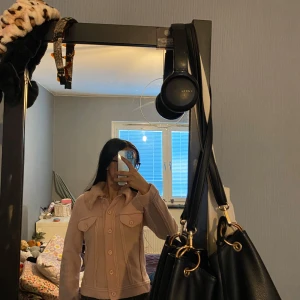 Ljusrosa jacka med fuskpäls!! 💞 - Säljer en ljusrosa jacka från oui med fuskpäls vid kragen. Jackan har knappar framtill, två bröstfickor med lock och lång ärm. Snygg och feminin passform, perfekt för vår och höst. Den är super söt men kommer inte till användning 🥹🫶🏻 passar mig perfekt som är 161 cm 