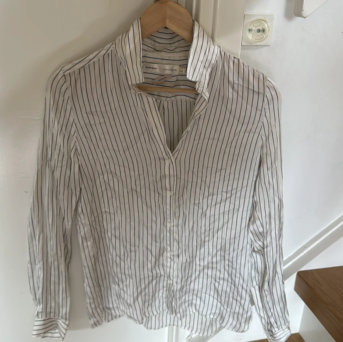 Vit och svart randig skjorta i satin från InWear