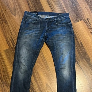 Mörkblå jeans från Dondup -  Dondup George ( i den nya modellen ) i storlek 33 , som har en as skön tvätt och har mycket kvar att ge 🙌