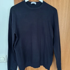 Tröja från Mango - Säljer en mörkblå långärmad/sweatshirt tröja från MNG/Mango. Storlek M. Hör av dig vid fråga!