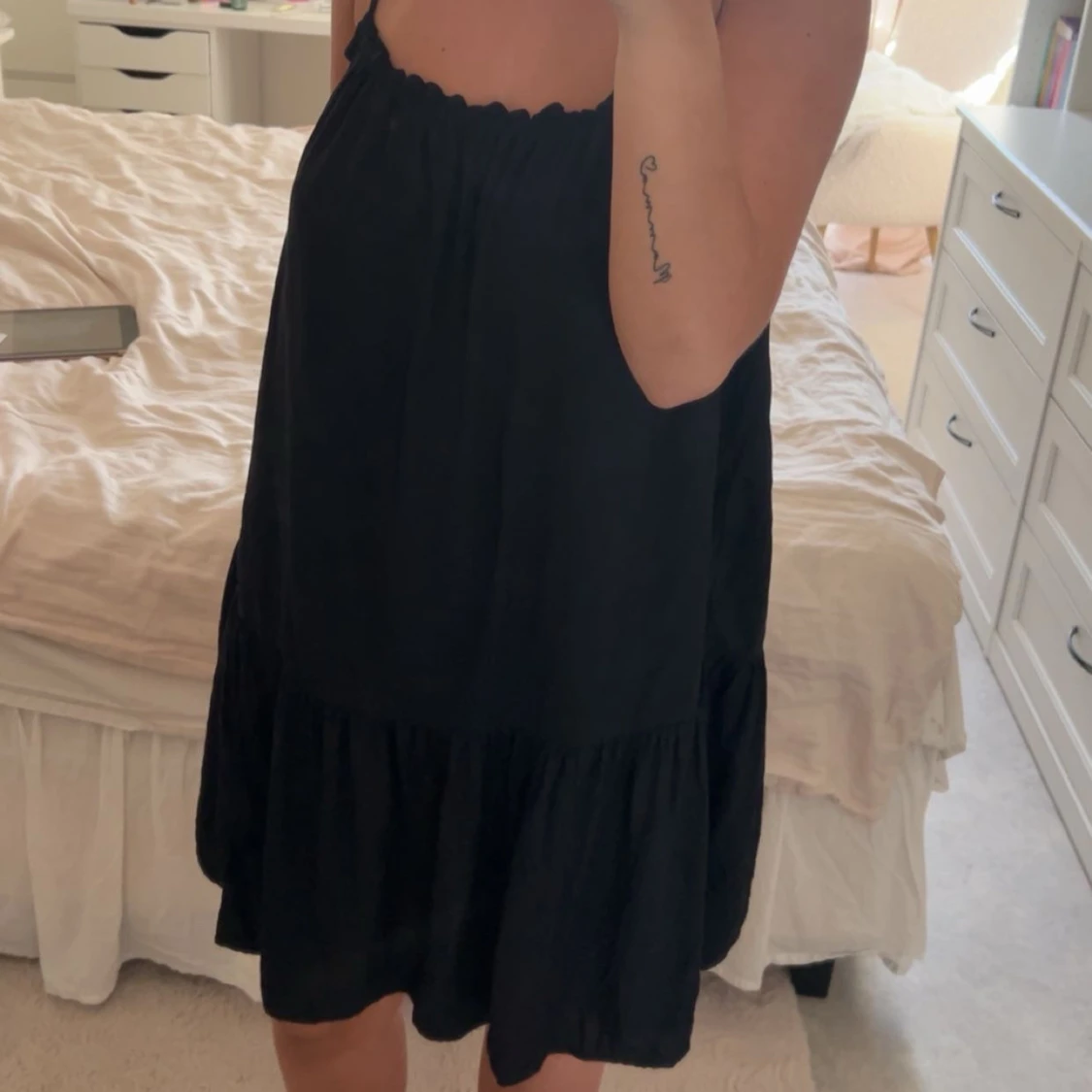 Svart axelbandslös kortklänning