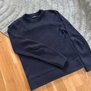 KASHMIR SWEATSHIRT J.LINDEBERG - Tja säljer en Kashmir blandning sweatshirt från J.lindeberg! | Skick 9/10 jättebra | mitt pris 599kr | nypris 1600kr | Storlek S men passar också M | Han på bilden är 188cm | Hör av er vid några funderingar eller frågor ! 🙌