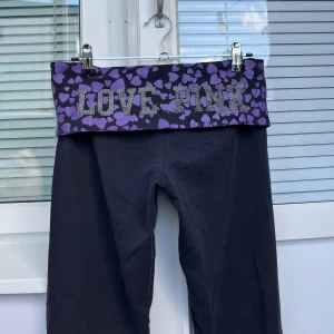 Fold over leggings - Säljer dessa snygga lågmidjade fold over leggnings från VS Pink!💓De är använda och är lite slitna i grenen och på midjebandet är det sprickor o mönstret, annars i bra skick😇💓69,5cm innerben💓