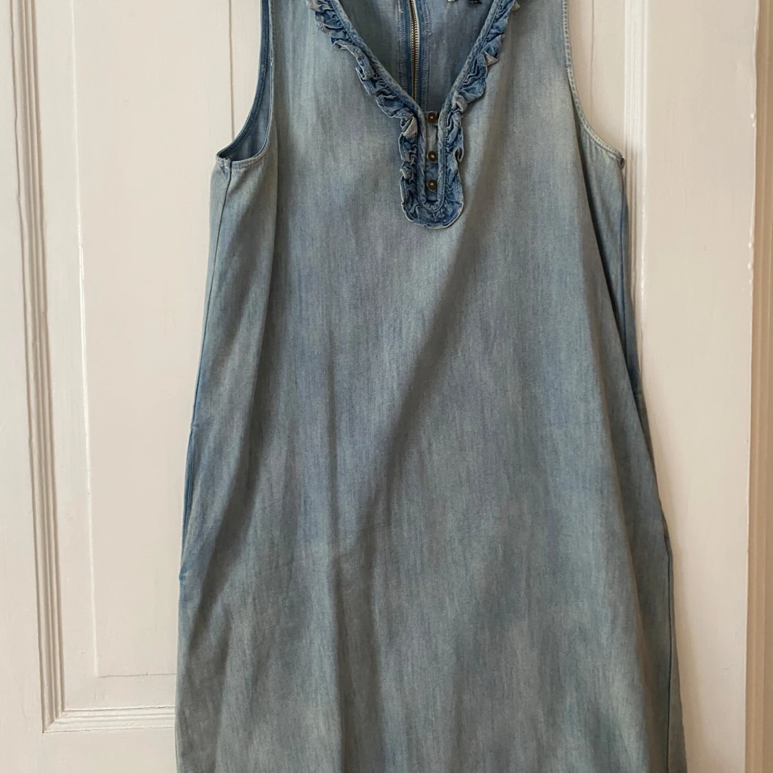 Rosa ärmlös klänning med rosettdetalj från Indiska - 1