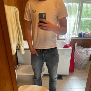 Vit t-shirt från A.P.C. - Säljer en vit t-shirt från A.P.C. i storlek S då den är för liten för mig. Hör av er vid frågor!