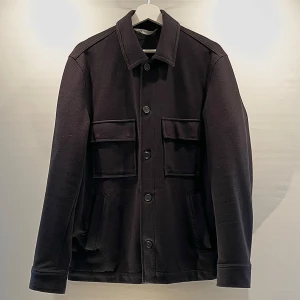 Overshirt - Säljer nu en riktigt fet overshirt från Zara. Den är i färgen svart och är i storlek M. Den passar perfekt under vår/höst tider men även en kall sommar kväll💪 Den har inga tecken på användning. Vid frågor så får ni gärna höra av er🤝