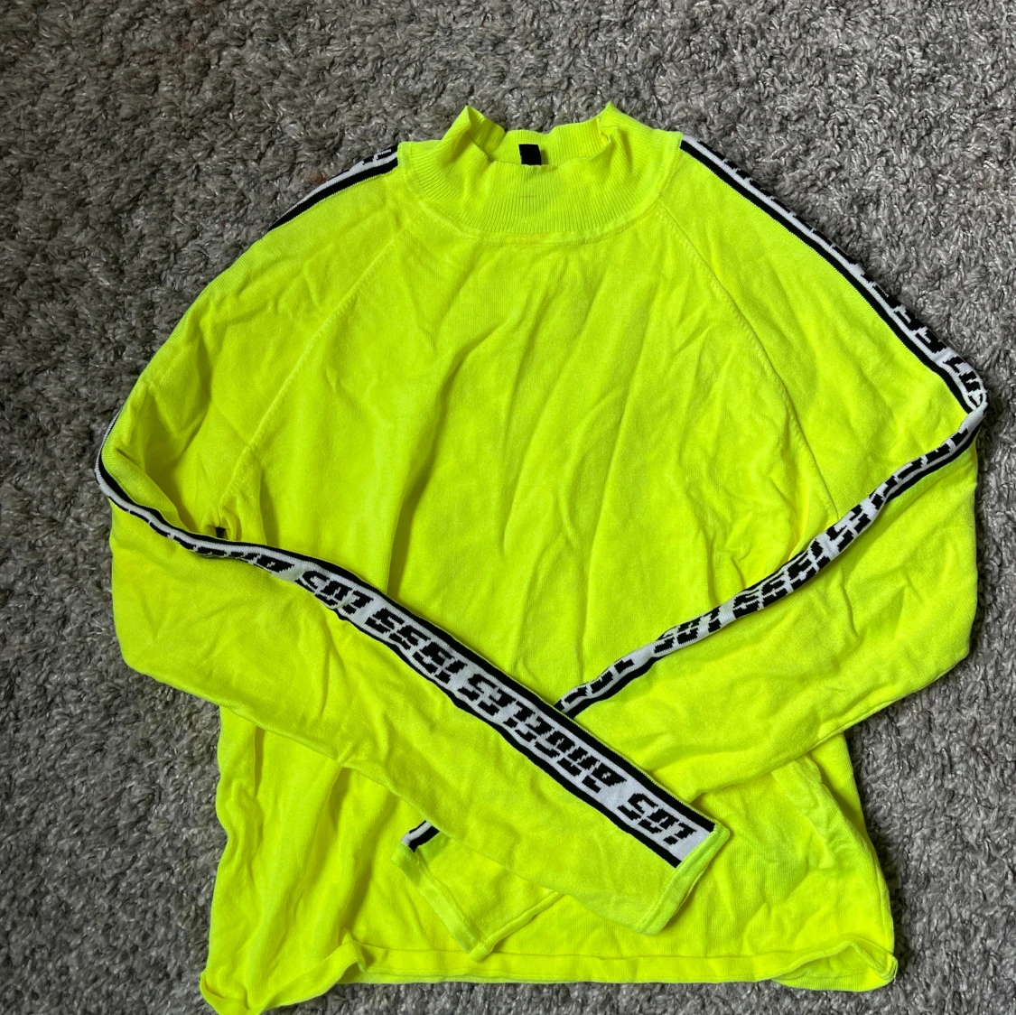 Neongul långärmad topp med tryck på ärmarna - 1